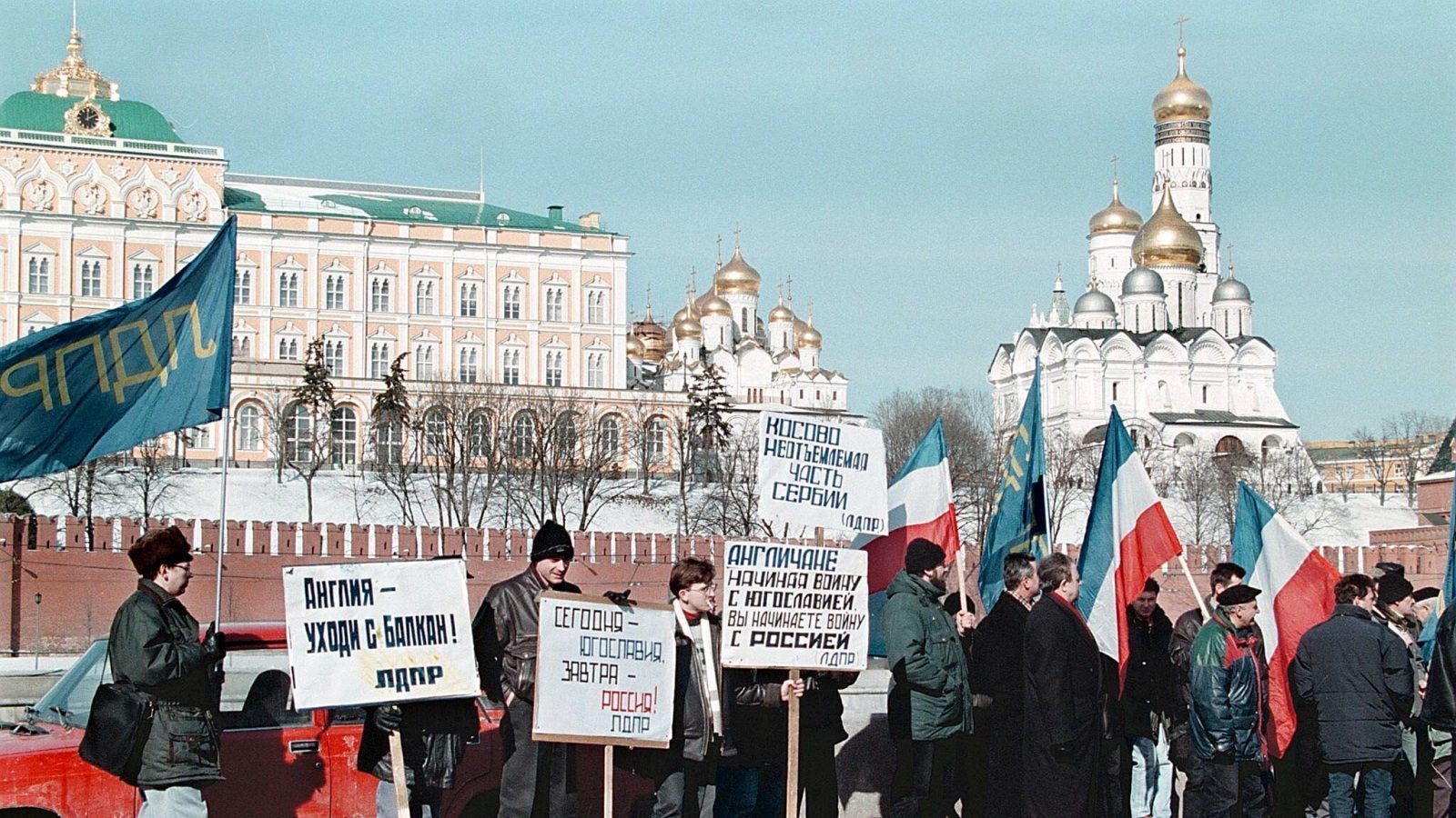 Protest von Rossen vor UK-Botschaft Moskau